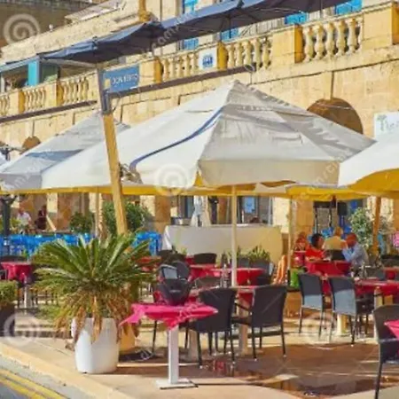3 Cities Newly Refurbished 400 Year Old Maisonette شقة