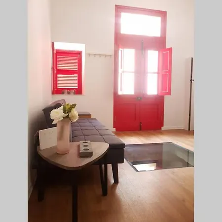 3 Cities Newly Refurbished 400 Year Old Maisonette *