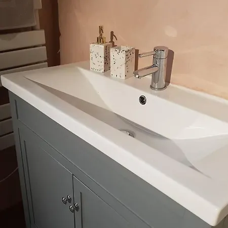 3 Cities Newly Refurbished 400 Year Old Maisonette
